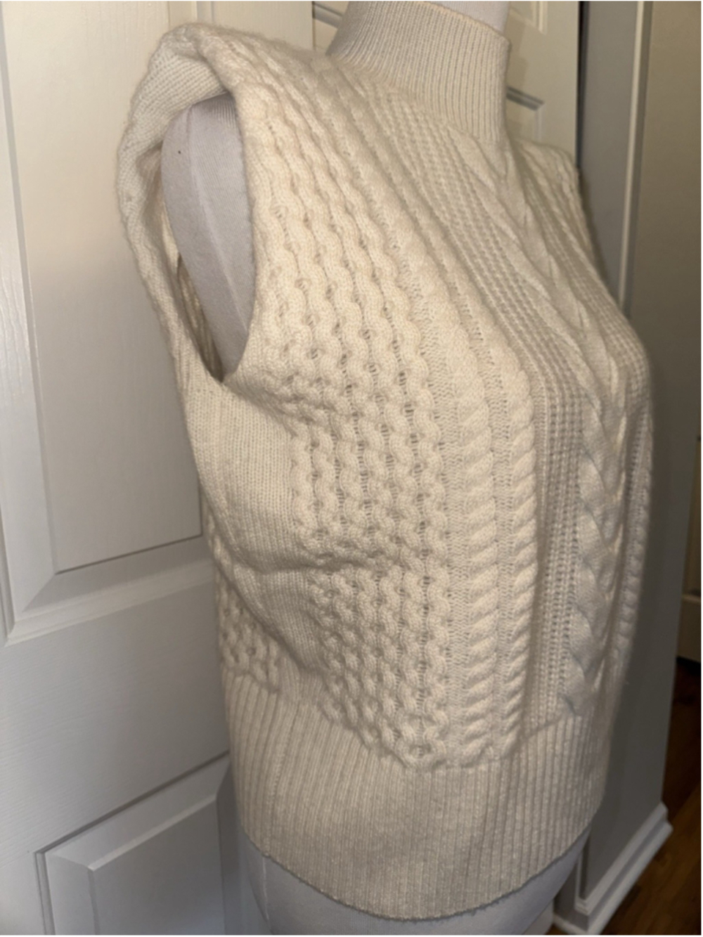 Banana Republic Cashmere Cable Knit Sweater Vest Cream Mock Neck XS Coastal Luxe - Picture 3 of 10